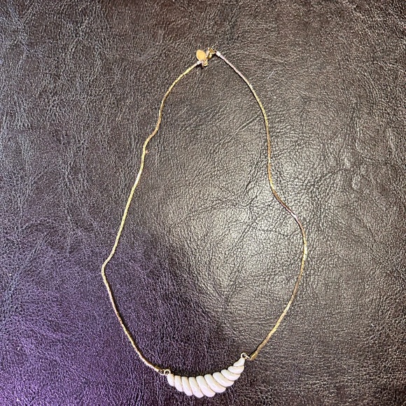 Vintage Gold tone Avon necklace 14 inch - Picture 1 of 4